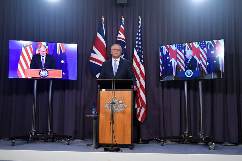 美国总统拜登（右）、英国首相强生（左）和澳洲总理莫里森（中）十六日透过视讯记者会共同宣布，为维持并强化印太地区和平稳定，成立以三国国名字首为名的新安全倡议AUKUS，第一砲就是支持澳洲打造核子动力潜舰舰队。（欧新社）(photo:UDN)