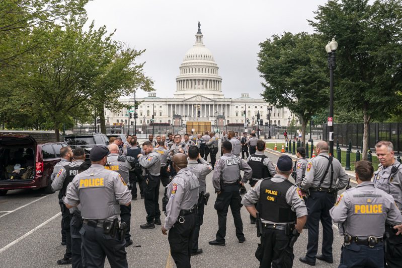 数百员警18日早上聚集在美国国会大厦前，严防「为1月6日讨公道」示威演变成暴乱。（美联社）(photo:UDN)