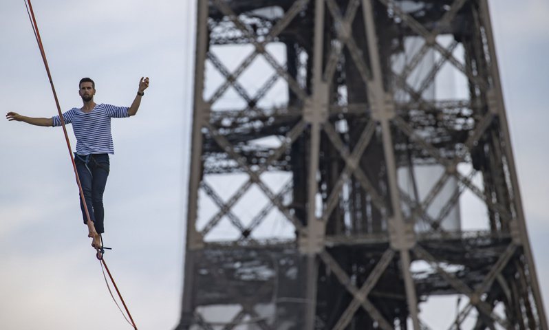 法国走绳好手鲍兰成功从艾菲尔铁塔横空跨越600公尺走到塞纳河对岸。 新华社(photo:UDN)