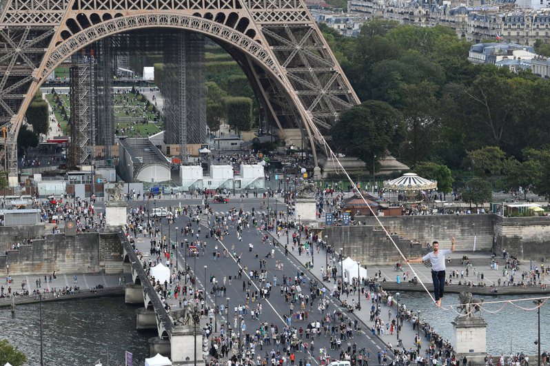 法国走绳好手鲍兰成功从艾菲尔铁塔横空跨越600公尺走到塞纳河对岸。 美联社(photo:UDN)