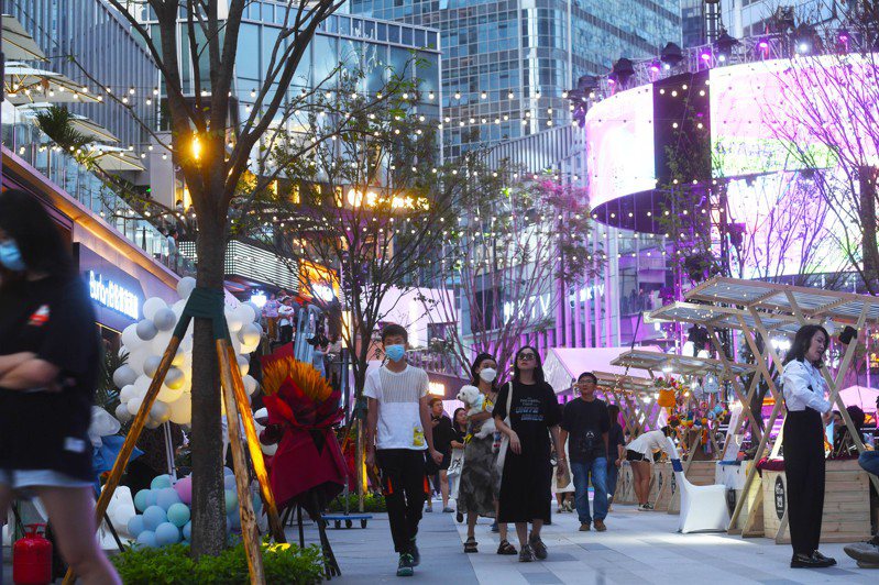 大陆经济复甦持续，图为重庆两江新区金科中心商圈夜市街区的人潮，消费市场持续向好。 （中新社）(photo:UDN)