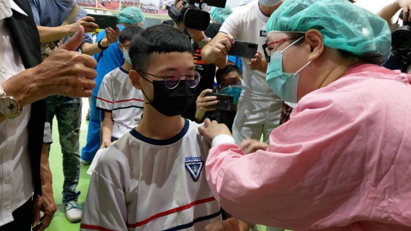 宜蘭縣長林姿妙關心學生施打BNT疫苗狀況，第一針的王姓學生接受施打。記者戴永華／攝影