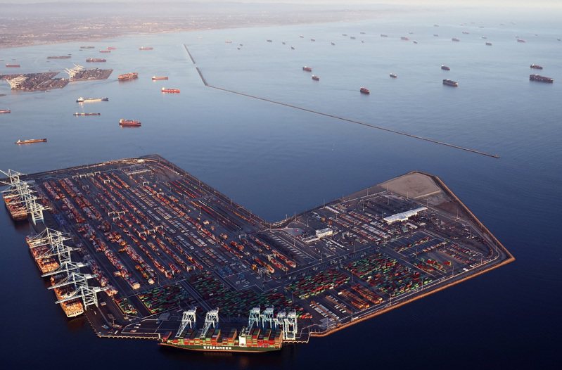 作为中国大陆发来货物的主要入口，美国西岸港口8月后一直面临交通堵塞问题。法新社(photo:UDN)