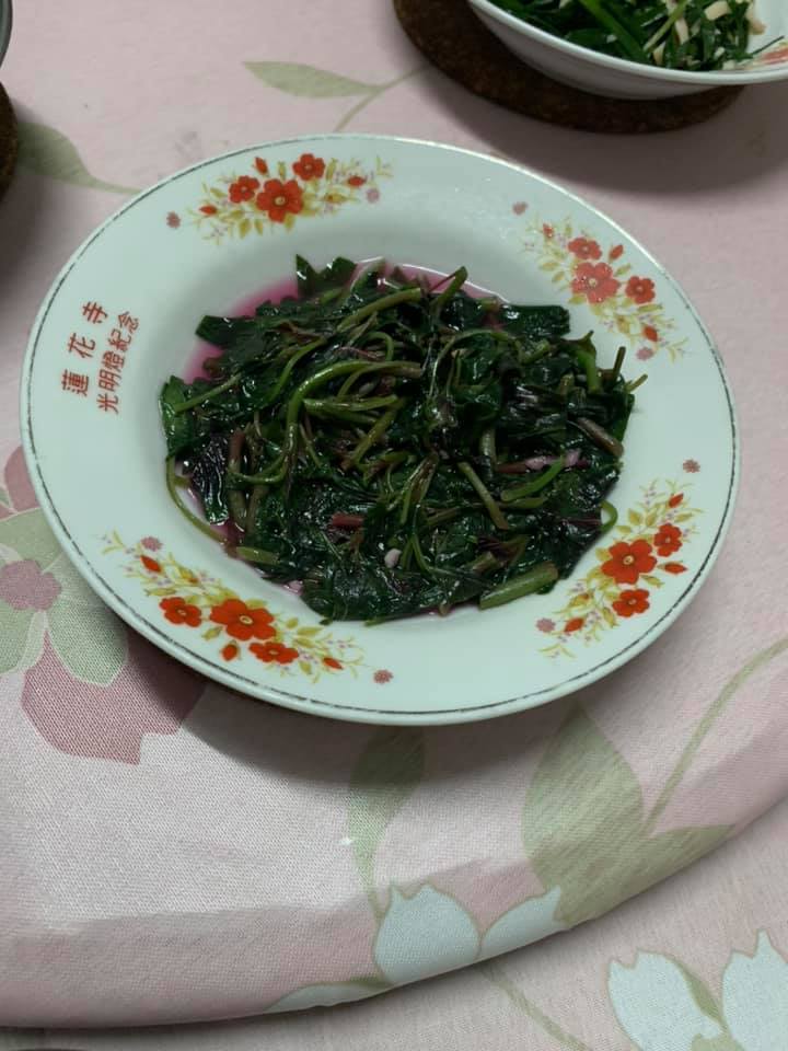 一名女網友好奇為何紅鳳菜不能在晚上吃，貼文一出就有內行人提出解釋。 圖／翻攝自臉書「家常菜」