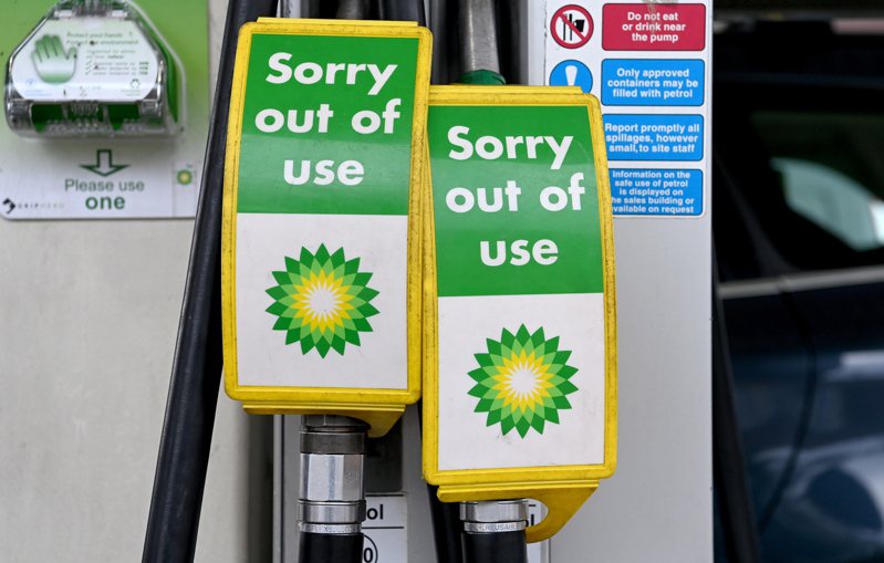 英国燃油短缺危机加剧，图为24日英国石油公司位在伦敦一间加油站贴出的售罄公告。欧新社(photo:UDN)