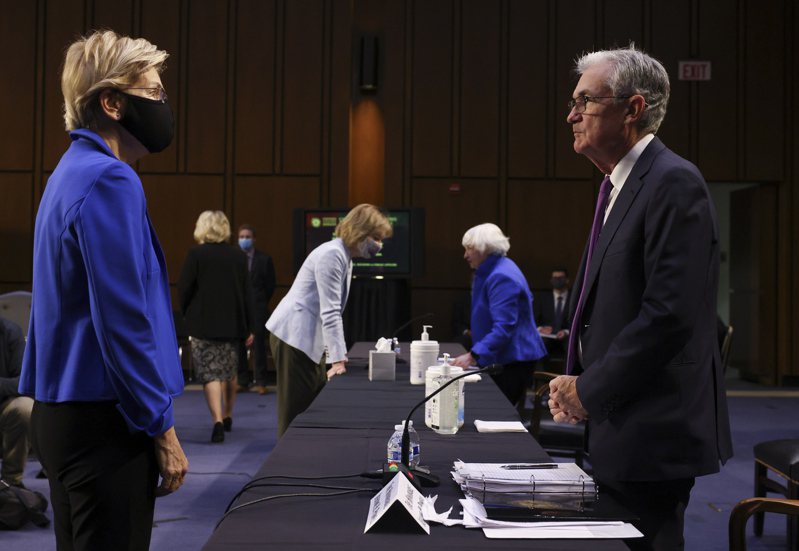 美国联邦参议员华伦（Elizabeth Warren，左）28日在参院银行委员会听证会上，与联准会主席鲍尔谈话。  欧新社(photo:UDN)