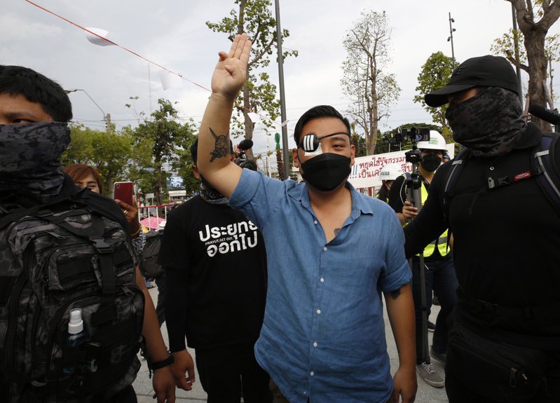 曾经被形容为有钱有势的王室支持者、泰国富二代塔纳在今年的泰国民主运动中成为新一代的抗议代言人。 欧新社(photo:UDN)