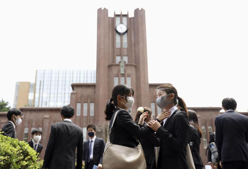 东京大学拟设立约一千亿日圆的基金用为获取国内外优秀研究者的费用。图为东京大学新生入学典礼。路透(photo:UDN)