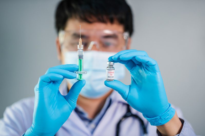 比利时政府将对65岁以上长者施打第3剂Covid-19疫苗，另认为当有足够的科学依据时会扩大施打对象，甚至对一些特别脆弱族群还可能会施打第4剂。示意图／Ingimage(photo:UDN)