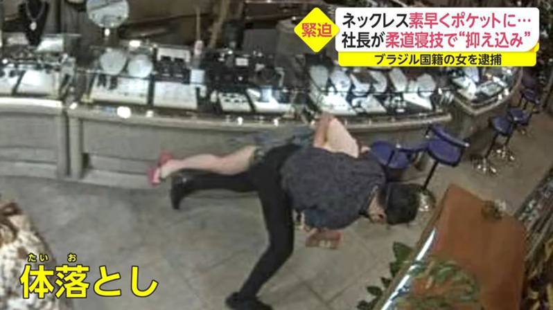 店長為免對方逃去，情急下便使出學生時代所學的柔道招式「體落」（Tai-Otoshi）將其摔倒。圖片／擷取自FNN Youtube