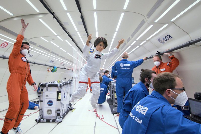 一尊仿造义大利女太空人克利斯托佛瑞提（Samantha Cristoforetti）打造的芭比娃娃今天乘坐了无重力飞机。 路透社(photo:UDN)