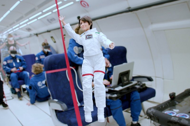 一尊仿造义大利女太空人克利斯托佛瑞提（Samantha Cristoforetti）打造的芭比娃娃今天乘坐了无重力飞机。 路透社(photo:UDN)