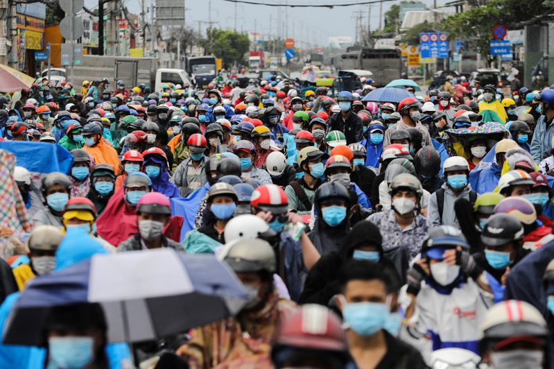 骑着摩托车的越南民众上周五蜂拥离开胡志明市。 路透(photo:UDN)