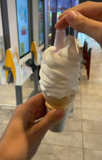 女将阳性验孕棒藏冰淇淋向伴侣报喜。图／取自(photo:UDN)