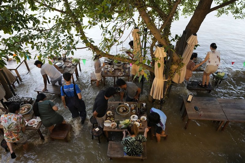 泰国餐厅「Chaopraya Antique Café」今年2月开门营业，先碰上新冠封城，紧接着又遇到剧烈热带风暴及季风大雨联手提高河水水位，再加上潮起潮落，结果就是天天被淹。 美联社(photo:UDN)