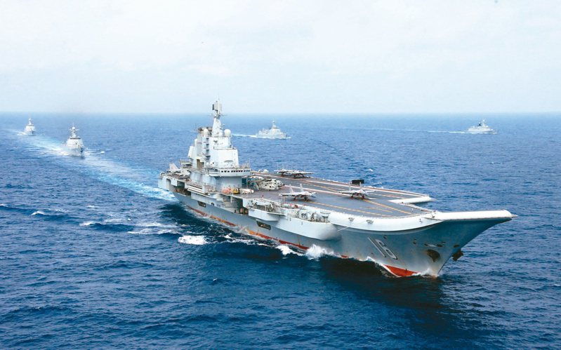 美国海军发布新战略指南，首次承认美国在这个世代有了战略竞争对手。图为中国首艘航母「辽宁号」在西太平洋演练。（路透）(photo:UDN)
