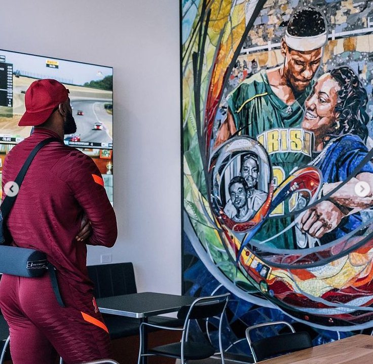 位於美國俄勒岡比弗頓總部新建的創新中心正式落成，並以詹姆斯（LeBron James）為名，附設咖啡廳以詹姆斯母親為名，還有兩人相擁藝術壁畫在內。圖／IG
