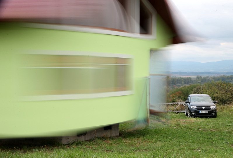 波士尼亚发明家库希奇盖出的这栋「旋转屋」可自行设定速度，最慢24小时转上完整一圈，最快则只需要22秒，窗外景色可从玉米田与农地换成森林及河流。路透(photo:UDN)