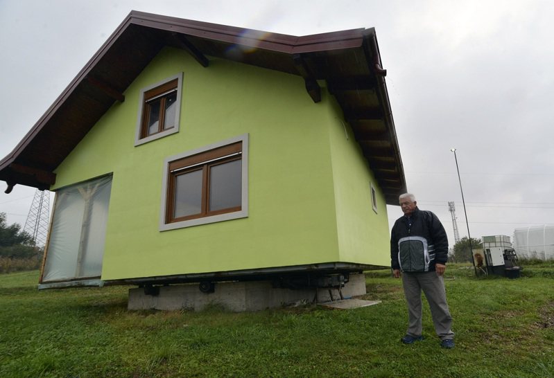波士尼亚发明家库希奇受不了太太的抱怨，设计与建造一栋「旋转屋」，试图借此满足她之前提出房子窗外景色能够更多样化的愿望。美联社(photo:UDN)
