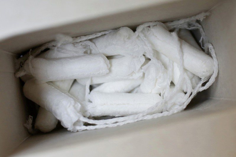 澳洲新南威尔斯省一名24岁女子蒂伊．巴尔雷特回忆自己16岁时，每月生理期都要用双份的卫生棉条，接受诊断才发现自己患有「阴道隔」将她的阴道一分为二。路透(photo:UDN)