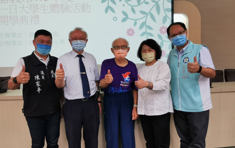 嘉義市長黃敏惠(右二起) 稱讚92歲林耀川，勇於參加活動 提升肌力、保持活力。記者卜敏正／攝影