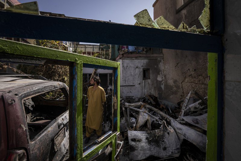 一名阿富汗人9月13日在被炸成废墟的艾哈迈迪家徘回。（美联社）(photo:UDN)