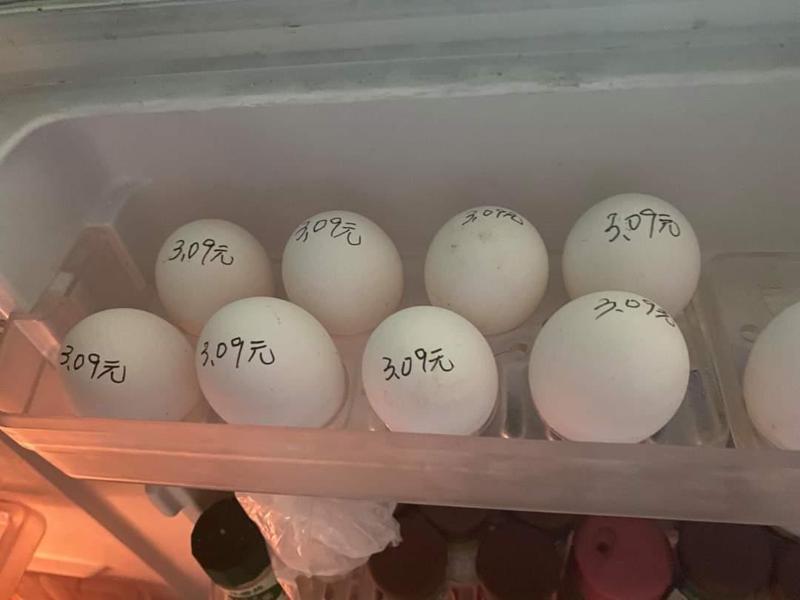 一名女網友看到老公將冰箱裡每顆蛋都寫上價錢，讓她心寒又失望。 圖／翻攝自「爆料公社」