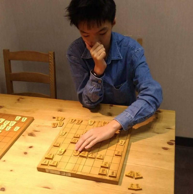 目前棋力為業餘6段的張京鼎拿下第8屆國際將棋賽冠軍，他表示，在下棋時是另一種不同思維，對弈時的興奮就像運動選手全心投入競賽的感覺。他希望讓台灣民眾對將棋文化有更多的認識。（張京鼎提供）中央社