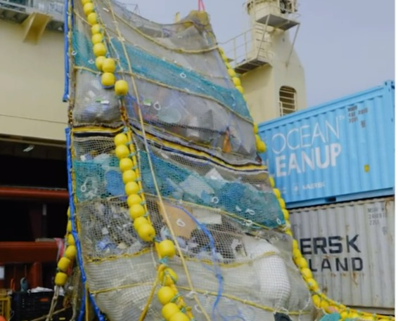新機器從太平洋拉出9千公斤垃圾。圖／取自twitter