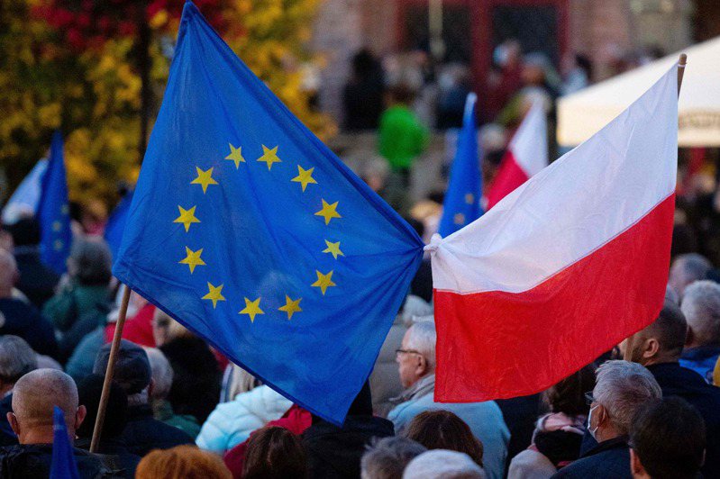 波兰宪法法庭日前做出裁定，否决欧盟法律的优先性，部分反对人士忧心，恐是波兰迈向「脱欧」的第一步。法新社(photo:UDN)