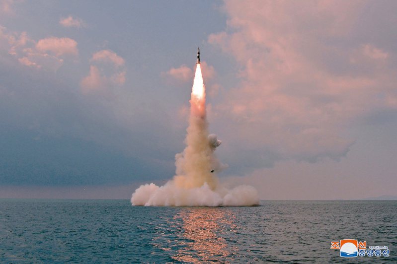 朝中社发布的照片显示，北韩国防科学院十九日试射新型潜射飞弹。（欧新社）(photo:UDN)