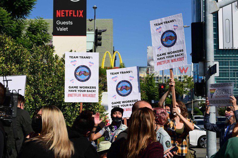 Netflix推出的单口喜剧演员戴夫夏普尔，爆出歧视跨性别族群言论，约100名抗议人士聚集在Netflix总部抗议。法新社(photo:UDN)