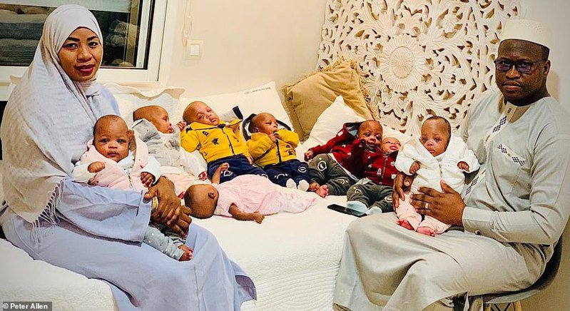 西赛（左一）跟丈夫艾尔比日前首次跟9胞胎一起拍全家福。图撷自每日邮报(photo:UDN)