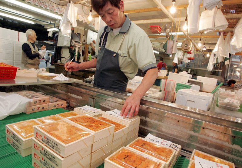 日本摊贩在2006年10月在东京筑地市场盘点自北韩进口海胆。欧新社(photo:UDN)