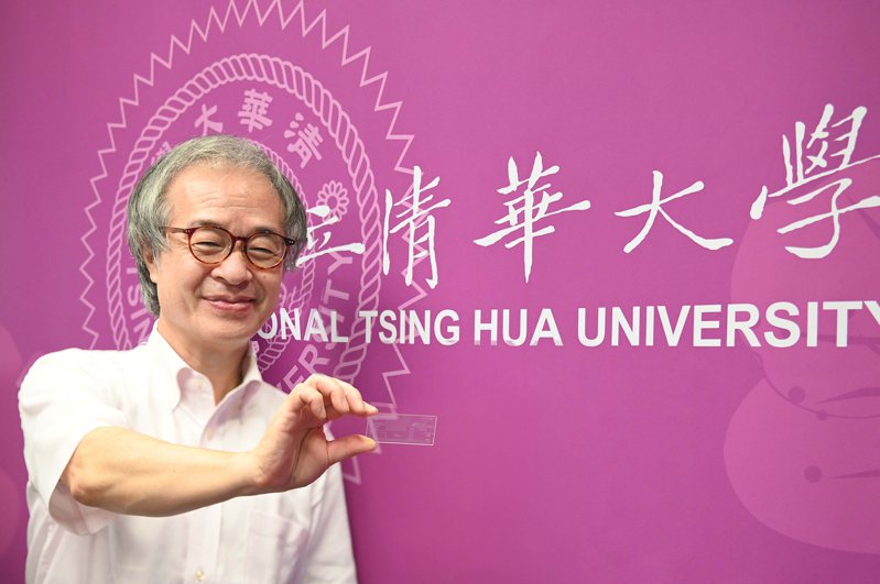 清華大學玉山榮譽講座教授北森武彥研發出新型微流體晶片。圖／清大提供