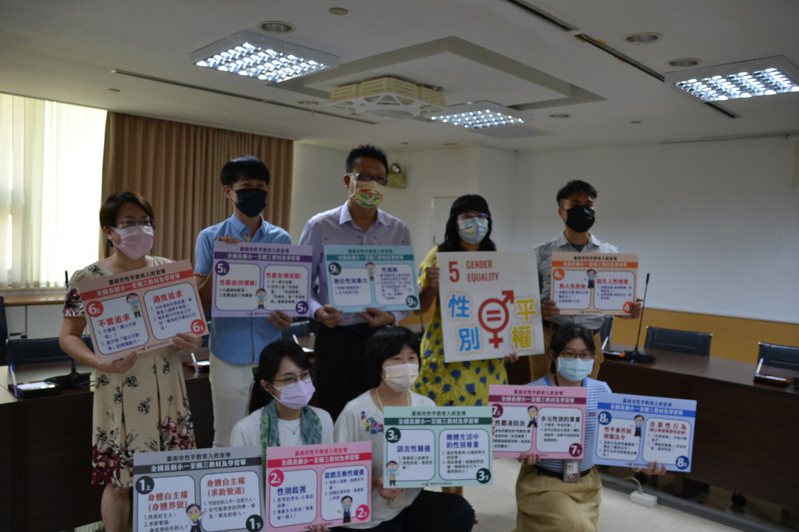 台南市教育局在性平教育上規畫了18項性平主題，並發展出相對應的宣導簡報及學習回饋單。記者鄭惠仁／攝影