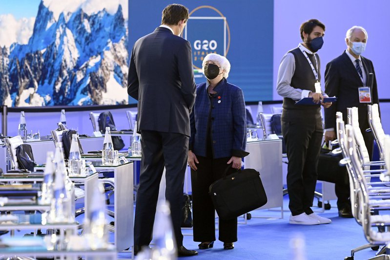 美国财长叶伦（右三）在结束G20峰会后前往爱尔兰开会，图为她10月30日在峰会场中与人交谈。欧新社(photo:UDN)