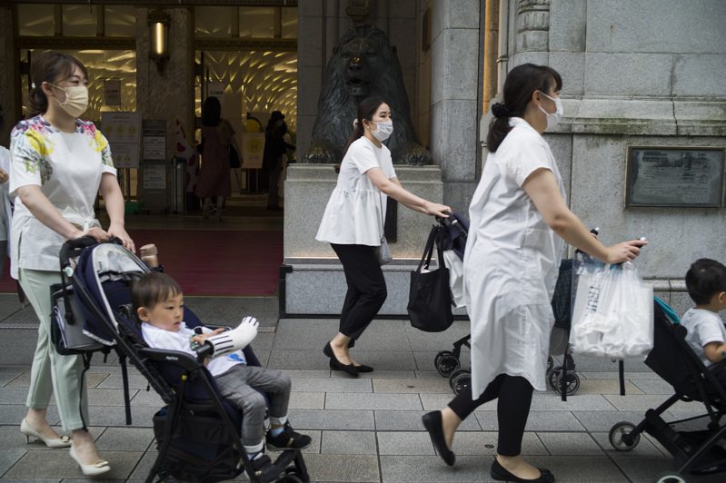 几位日本妈妈推着婴儿车在东京购物区採买物品。  美联社(photo:UDN)