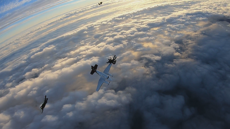 摄影师范雷斯堡录下的一只影像，他跟跳伞队员搭乘的飞机突然失控向下坠落，不仅跟着正准备加入队形的跳伞队员坠向地面，接着更落到他们的下方，在极近距离掠过其中三人。路透/ViralHog(photo:UDN)
