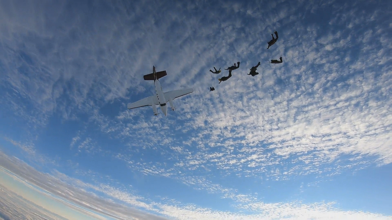 摄影师范雷斯堡近日发布他日前录下的一只影片，可见一群跳伞队员才刚跳入天空，他们搭乘的飞机就突然失控向下坠落，更差一点点就要上演人机空中相撞的惨剧。路透/ViralHog(photo:UDN)