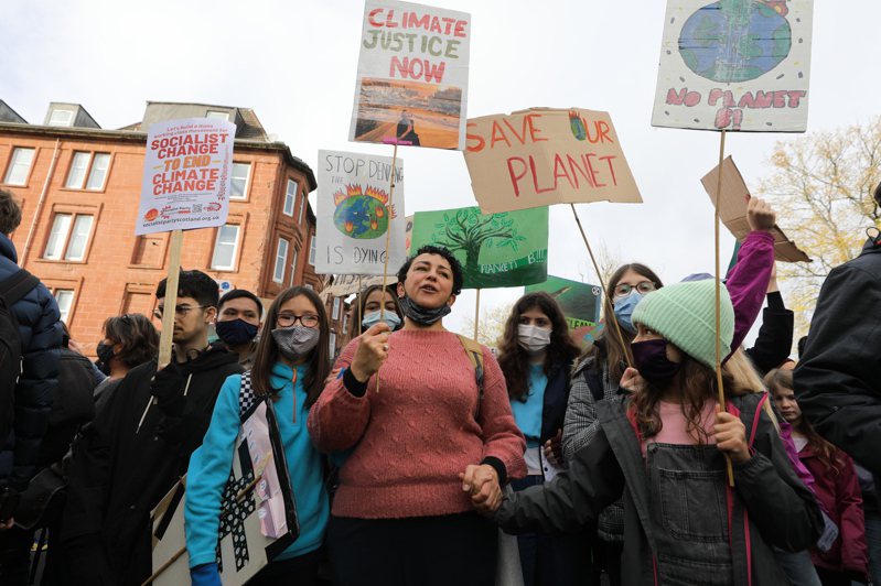 关注气候变迁的青年学生，今天在第26届气候变迁大会会场附近，举行「气候罢课游行」。特派记者林奂成／摄影(photo:UDN)