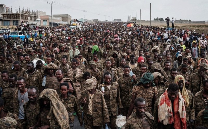 泰格瑞军队近日大动作，衣索比亚地区局势日渐紧张，美国下令撤离衣索比亚境内非紧急美国政府雇员。图为被俘的衣索比亚军队（法新社）(photo:UDN)