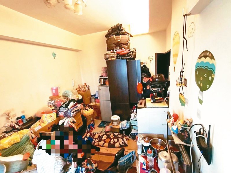 A family of six men surnamed Lin rented a house with rubbish, kitchen waste, and smoke. The three girls were forced to sleep on the floor and the whole family shared a mobile phone.  Reporter Zeng Jianyou/Flip photo