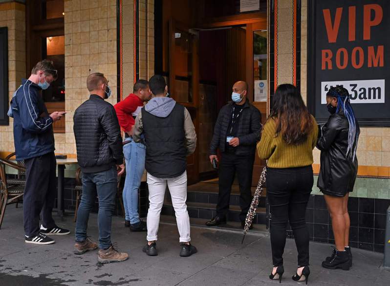 澳洲雪梨民众上月11日在当地一间酒吧外排队，等待出示疫苗护照入场。法新社(photo:UDN)