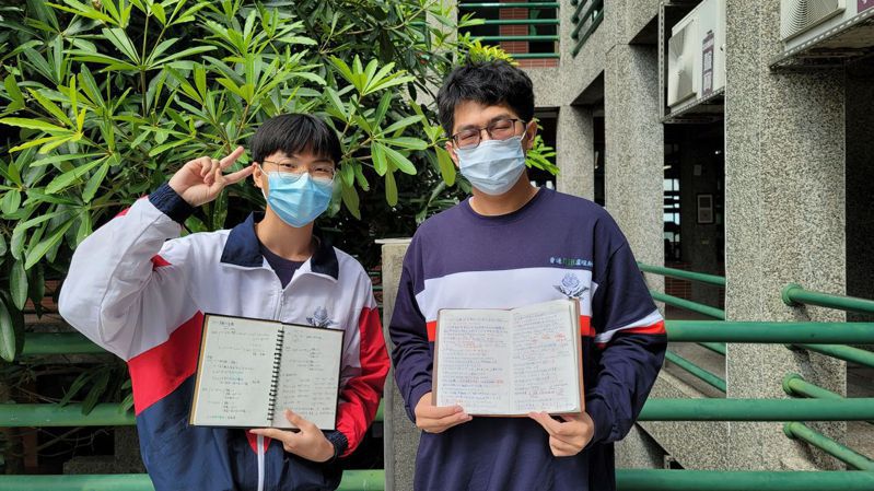 2位治平高中新生葉瑞祥（左）、盧暄融（右）各獲100萬新生入學獎學金。記者翁唯真／翻攝