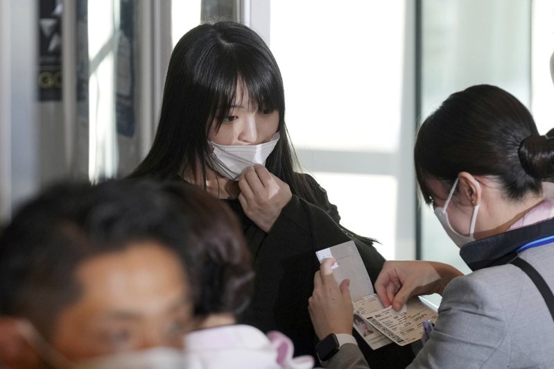 日本真子公主(左)移居美国，14日登机前被航空公司要求脱下口罩，确认身分。（美联社）(photo:UDN)