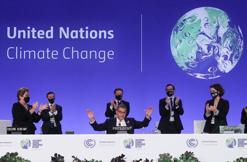 聯合國氣候峰會十三日達成格拉斯哥協定，地主英國的峰會主席夏瑪（前）發表閉幕演說後接受眾人鼓掌。（路透）