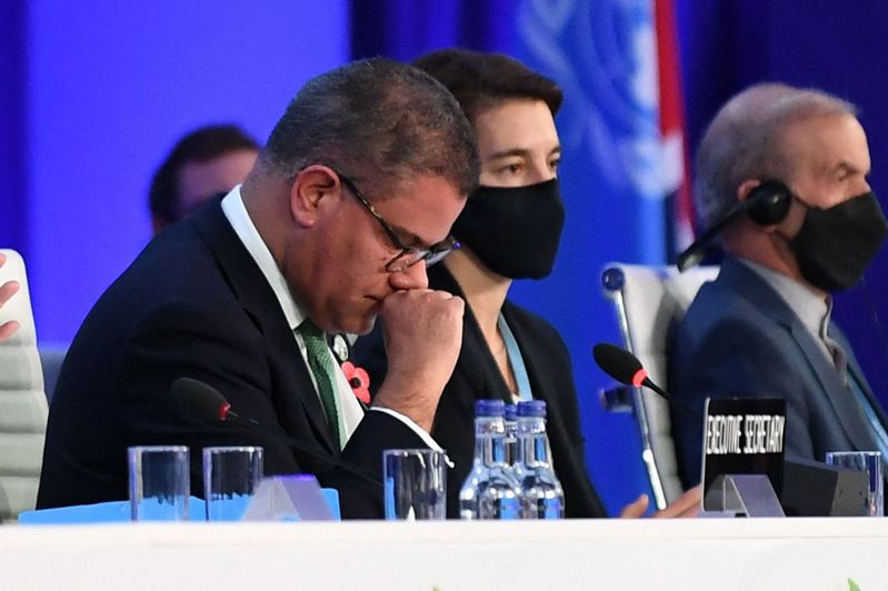 氣候峰會地主英國籍主席夏瑪（左）十三日宣布達成協議時忍不住哽咽。（法新社）