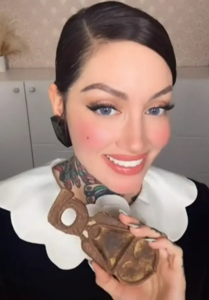 美国网红分享她买到古埃及化妆用勺子。图／取自(photo:UDN)