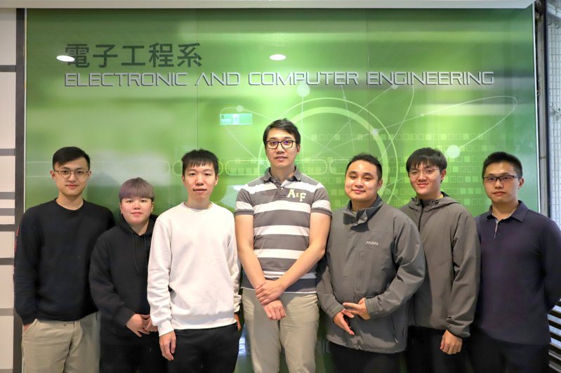 台科大電子系陳永耀（中）團隊參加AIGO競賽，透過人工智慧技術，協助律師、醫師節省大量時間並有效判讀，2團隊分別獲優等獎項，共得120萬獎金。圖／台灣科技大學提供